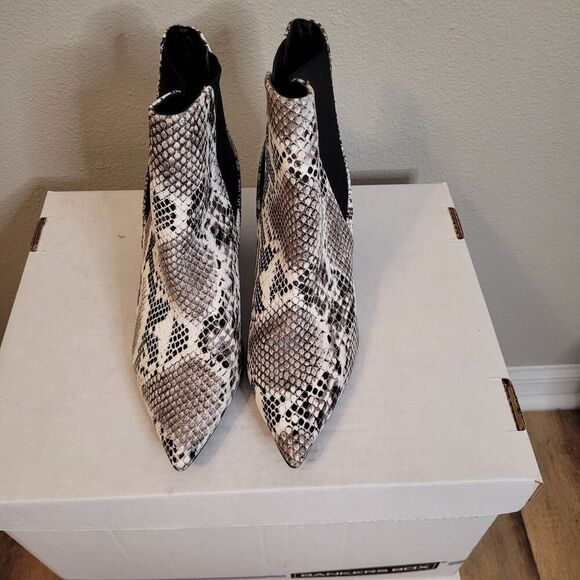 Lulus Snakeskin Chelsea Ankle Boots Women's 10 Booties 3" Heel Elastic Ankle - Picture 1 of 8